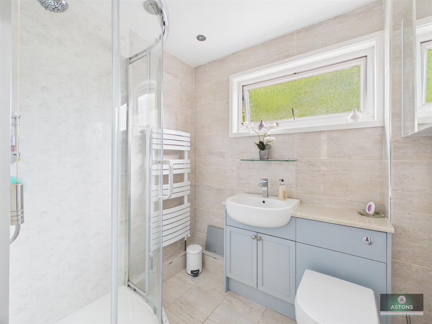Fulmar Close, Ifield West Image 7