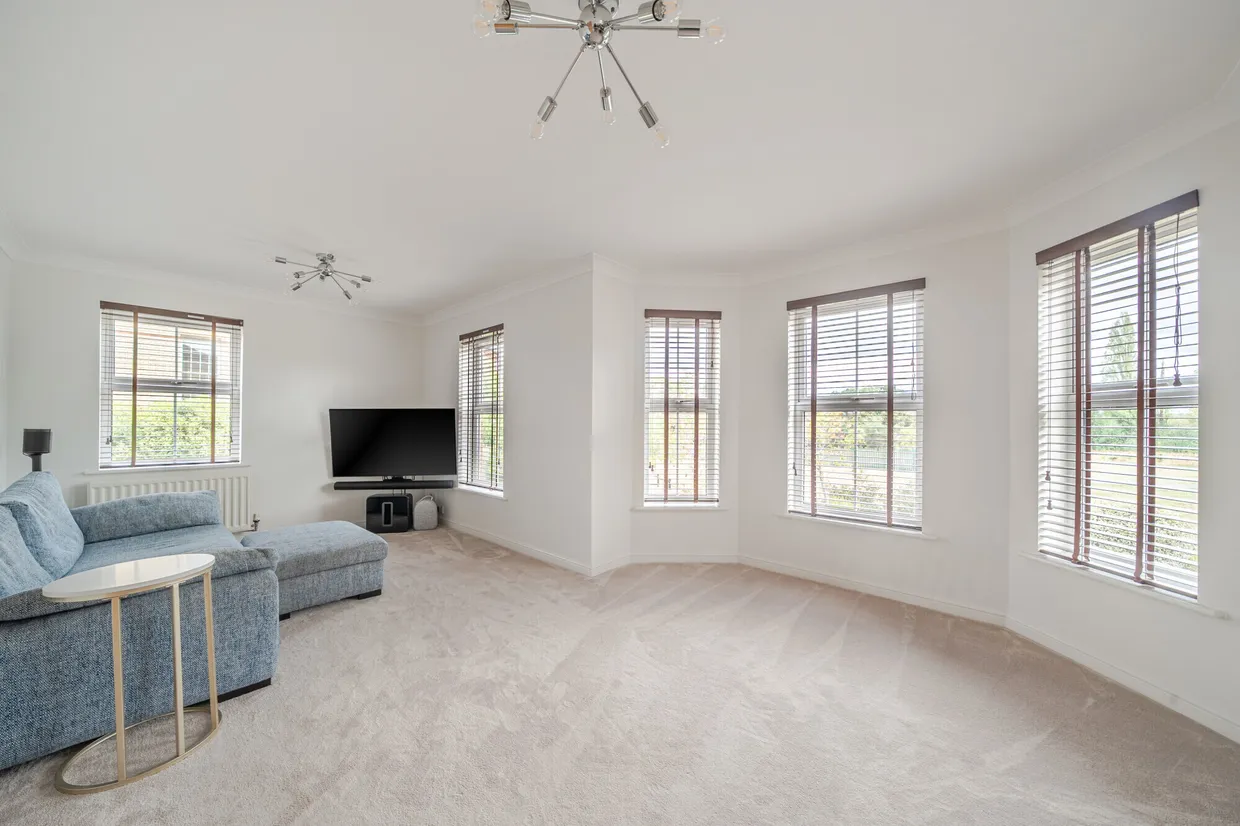 Horton Crescent, Epsom, KT19 photo 2
