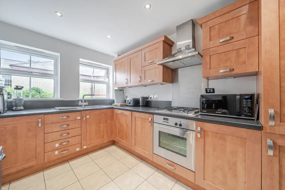 Horton Crescent, Epsom, KT19 photo 3