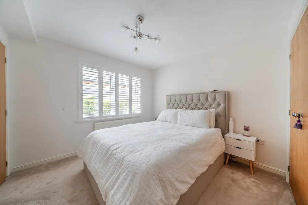 Horton Crescent, Epsom, KT19 photo 4