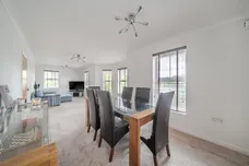 Horton Crescent, Epsom, KT19 photo 8