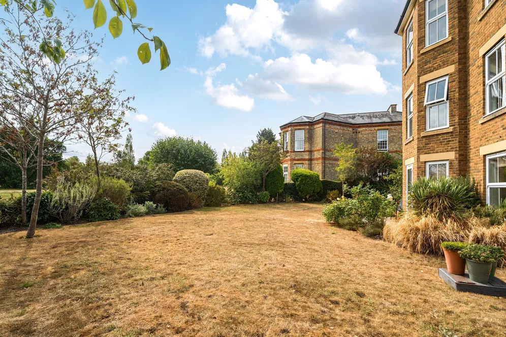 Horton Crescent, Epsom, KT19 photo 9
