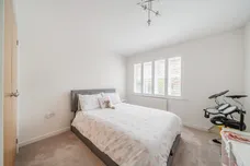 Horton Crescent, Epsom, KT19 photo 10
