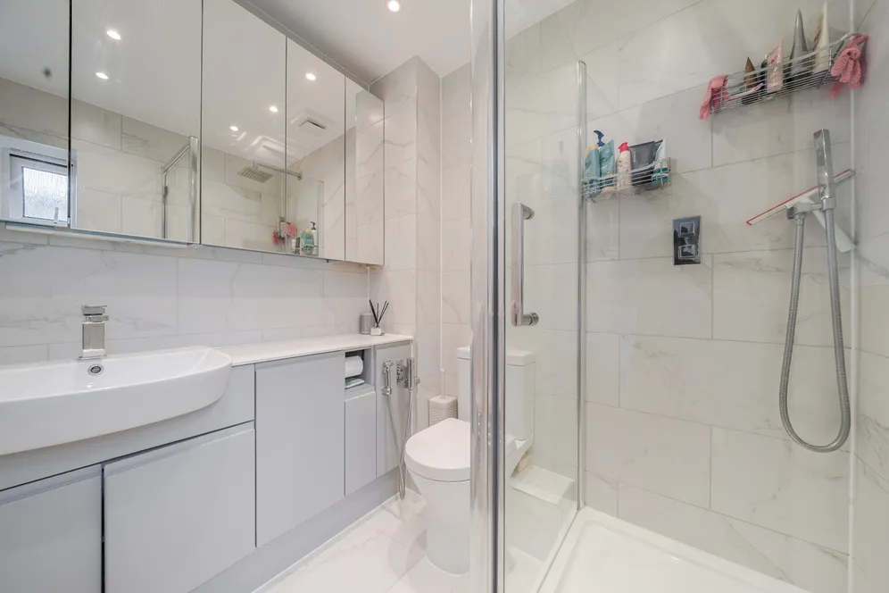 Horton Crescent, Epsom, KT19 photo 11