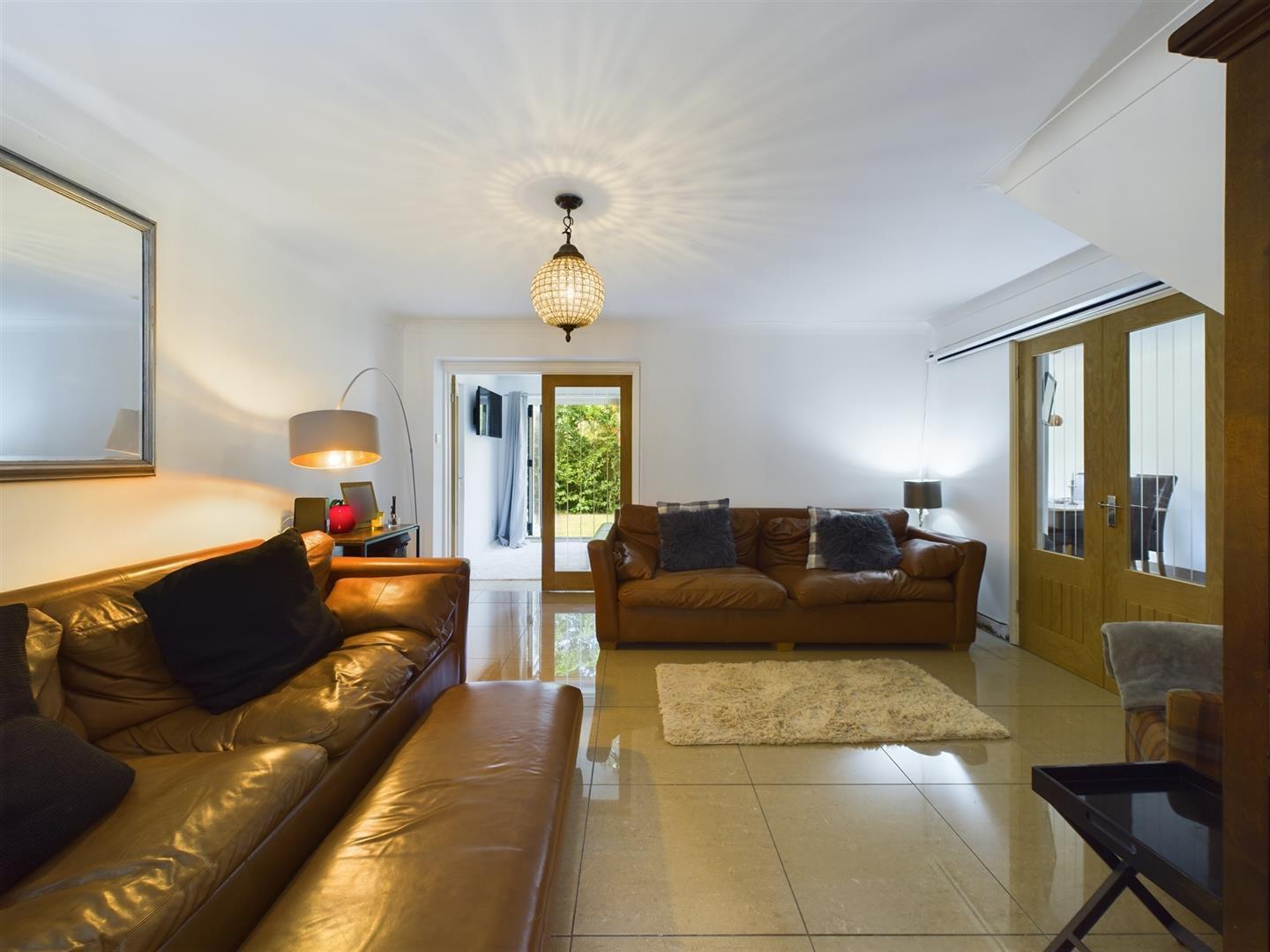 Selbourne Close, Pound Hill Image 3