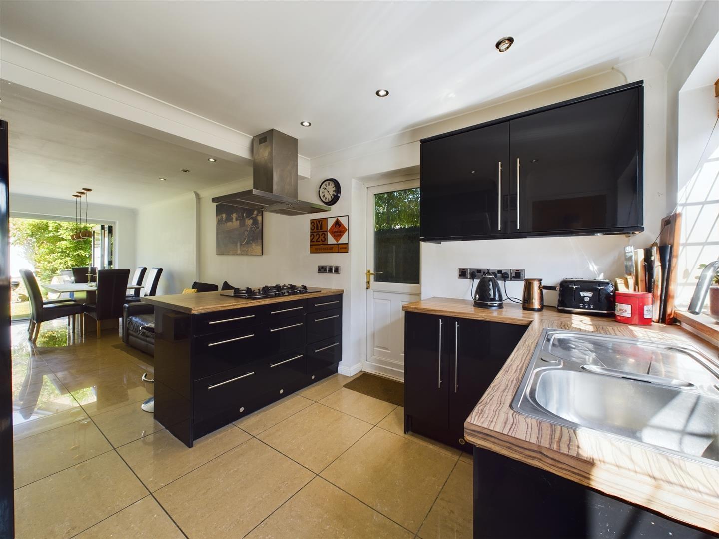 Selbourne Close, Pound Hill Image 4