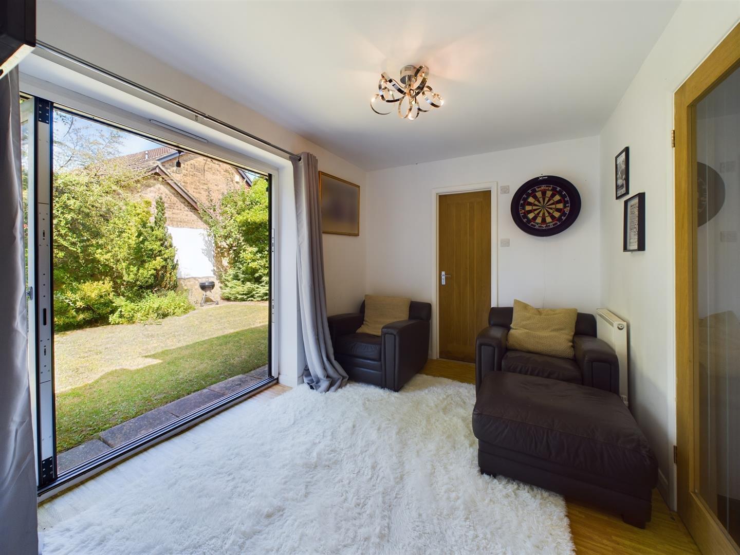 Selbourne Close, Pound Hill Image 5
