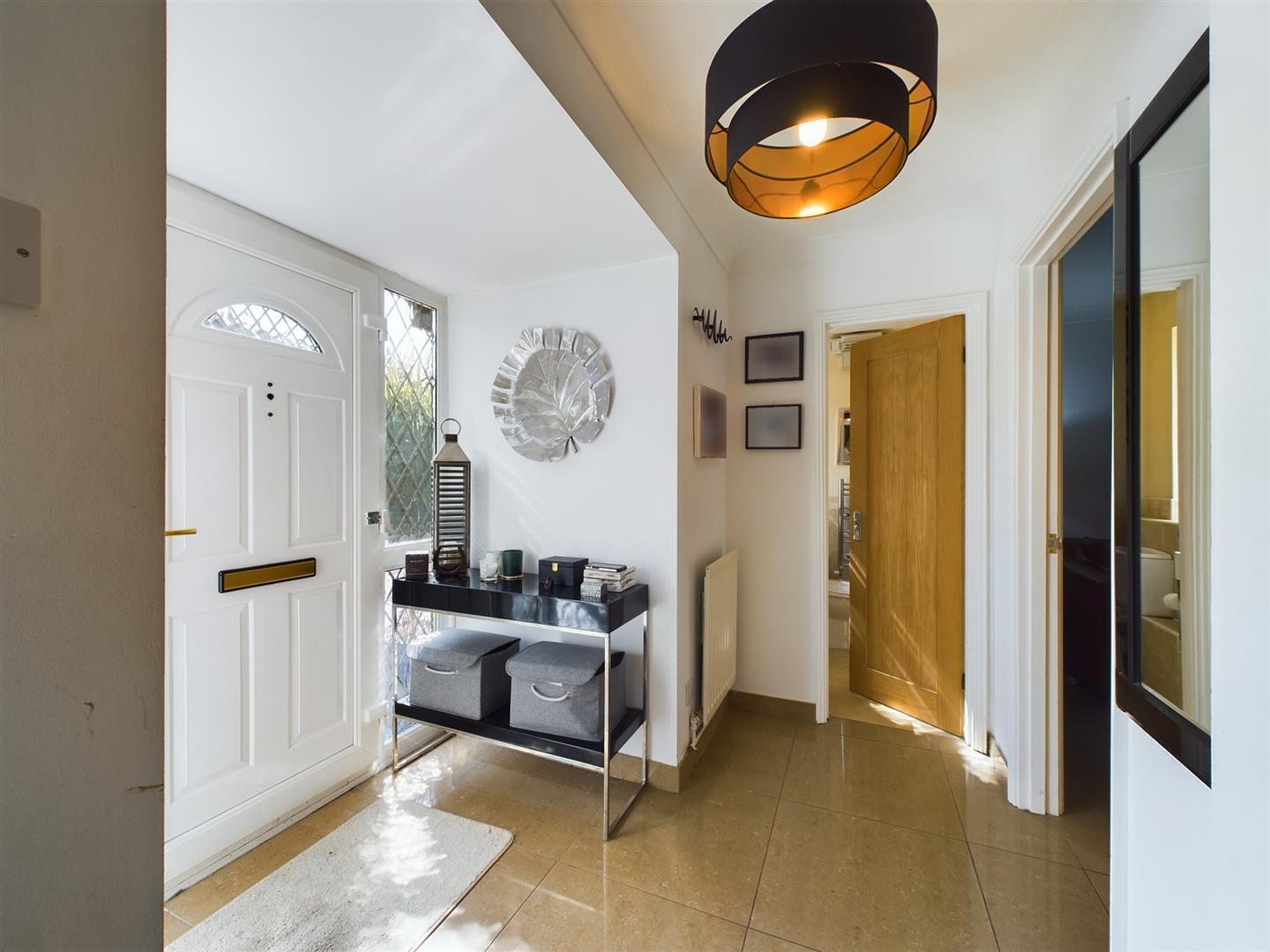Selbourne Close, Pound Hill Image 6