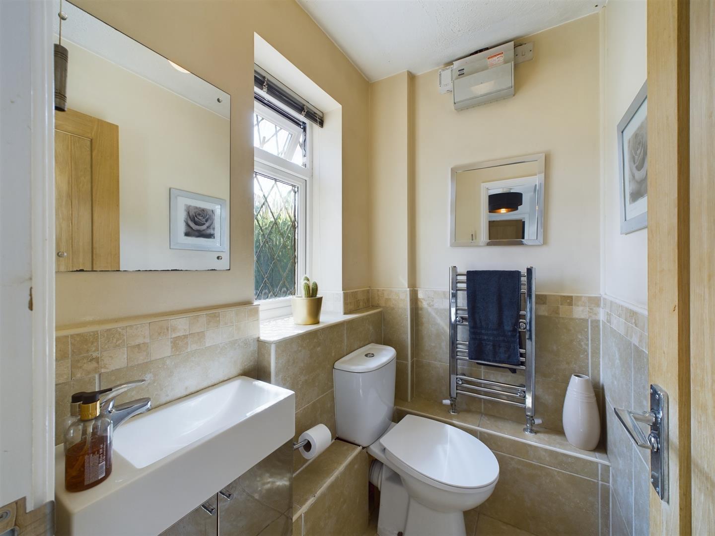 Selbourne Close, Pound Hill Image 7