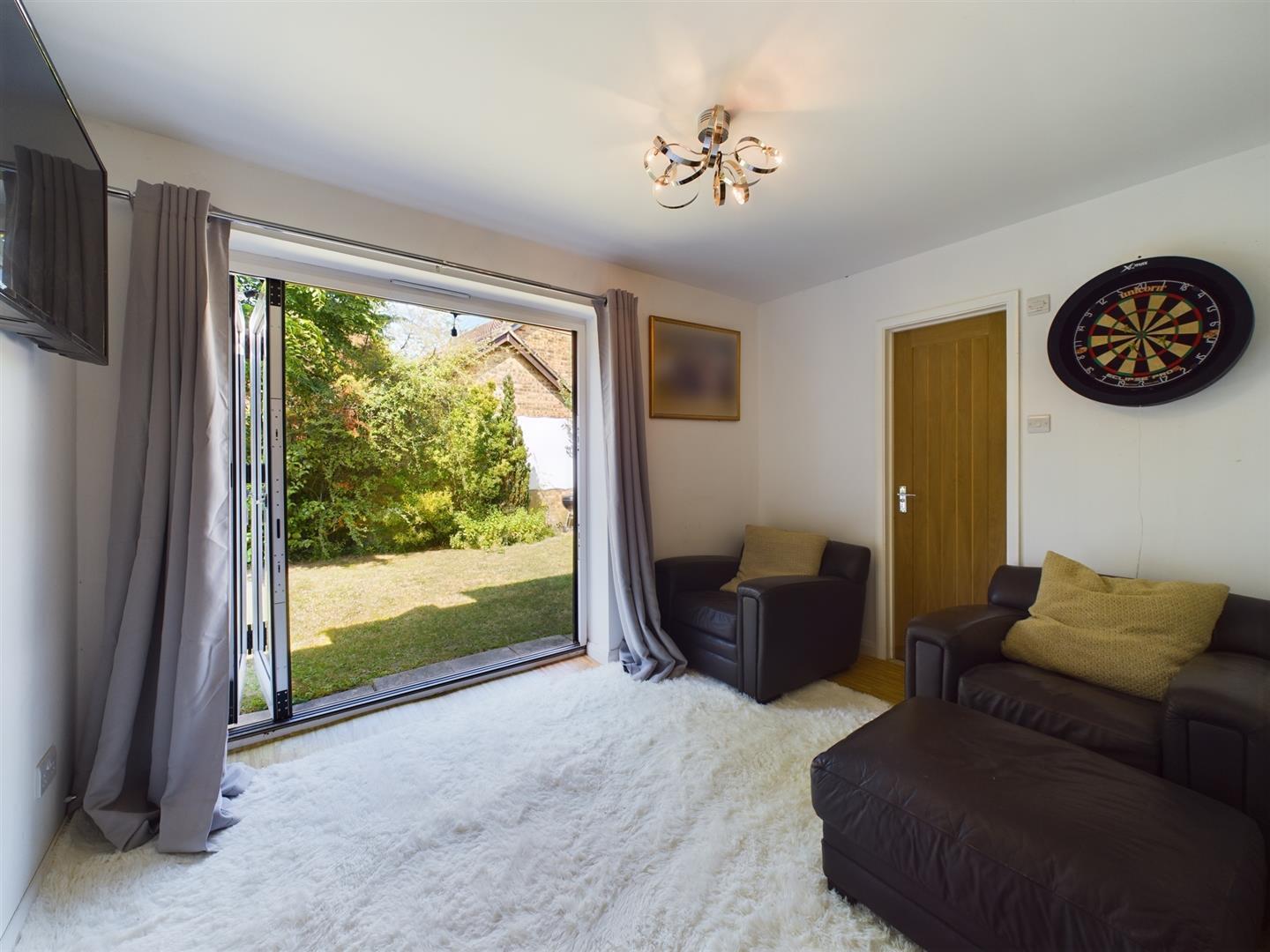 Selbourne Close, Pound Hill Image 10