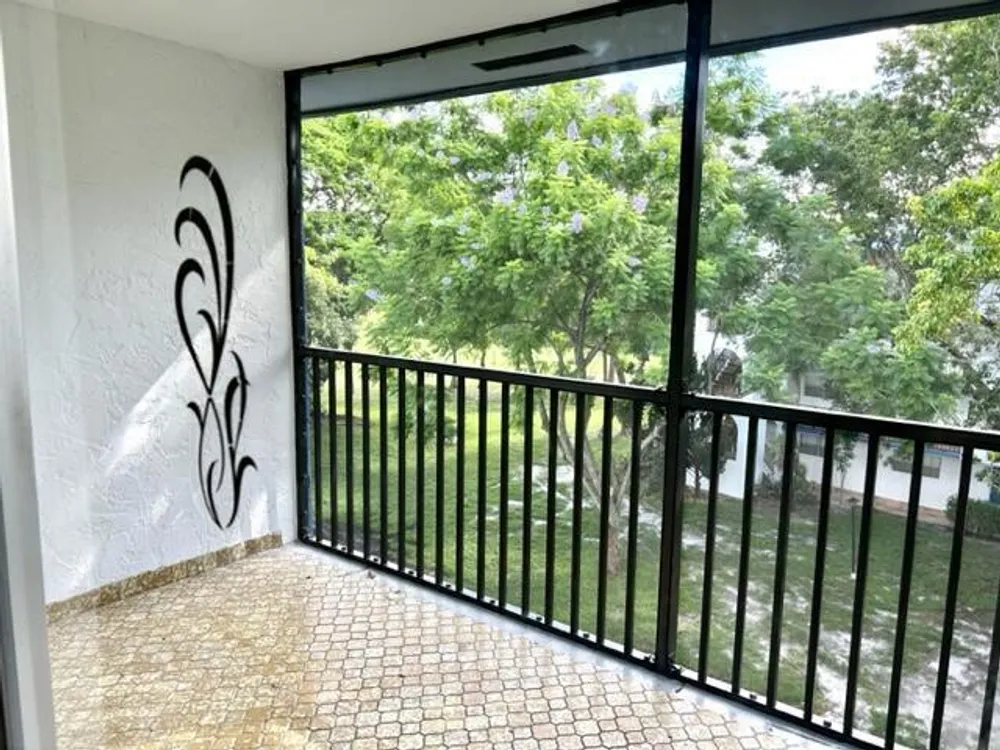 6061 N Falls Cir Dr, Lauderhill, FL 33319