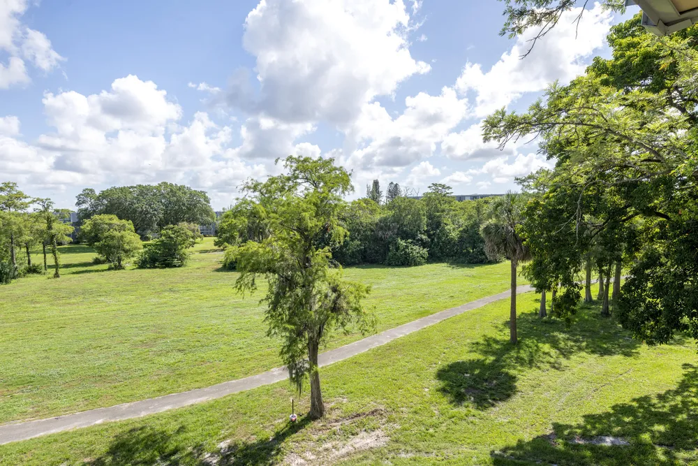 6061 N Falls Cir Dr, Lauderhill, FL 33319