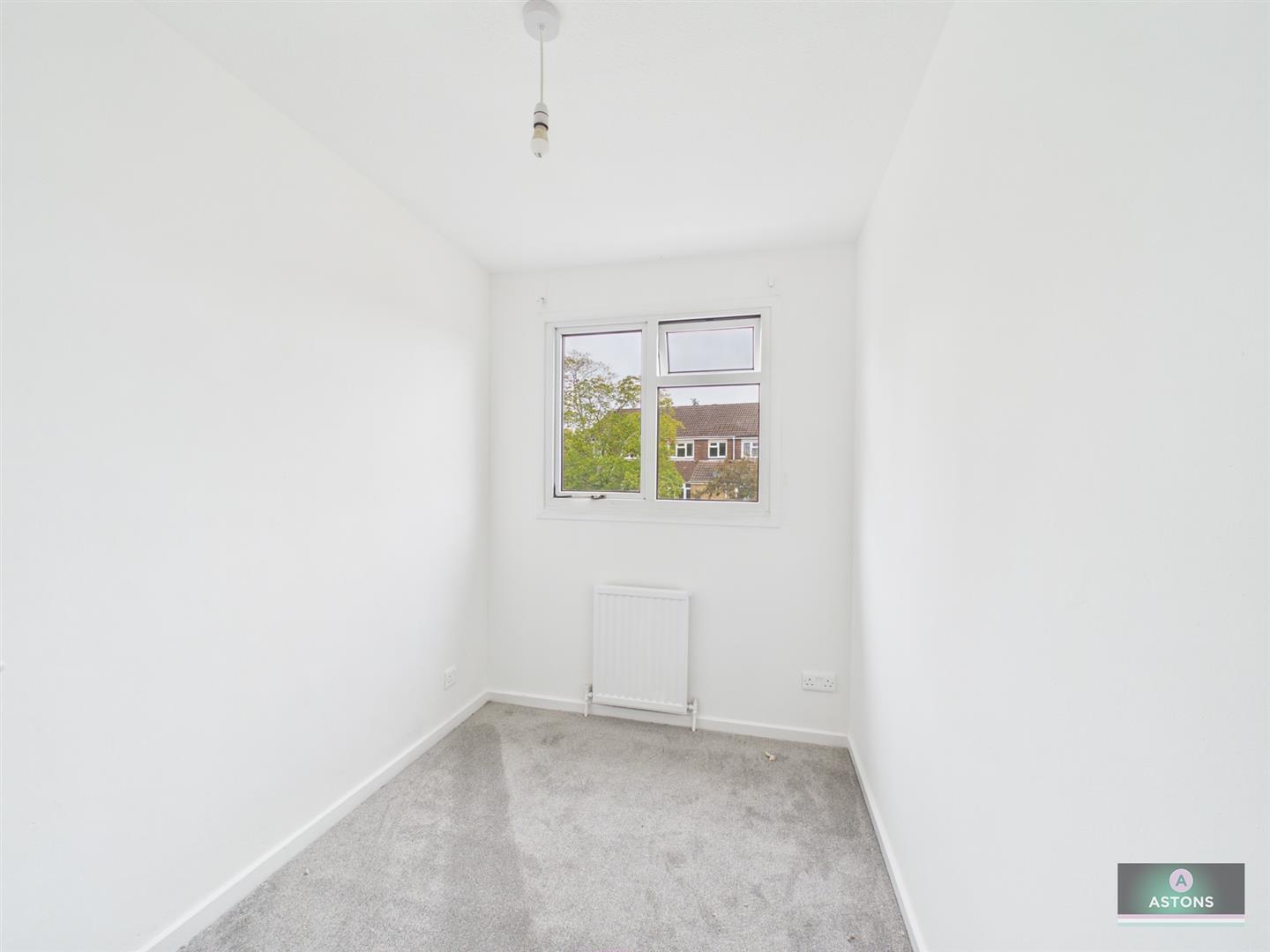 Stackfield Road, Ifield West Image 5