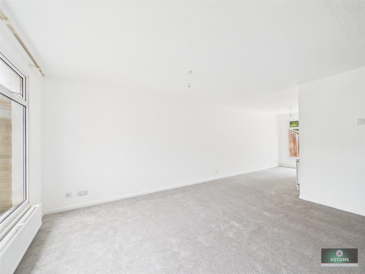 Stackfield Road, Ifield West Image 8