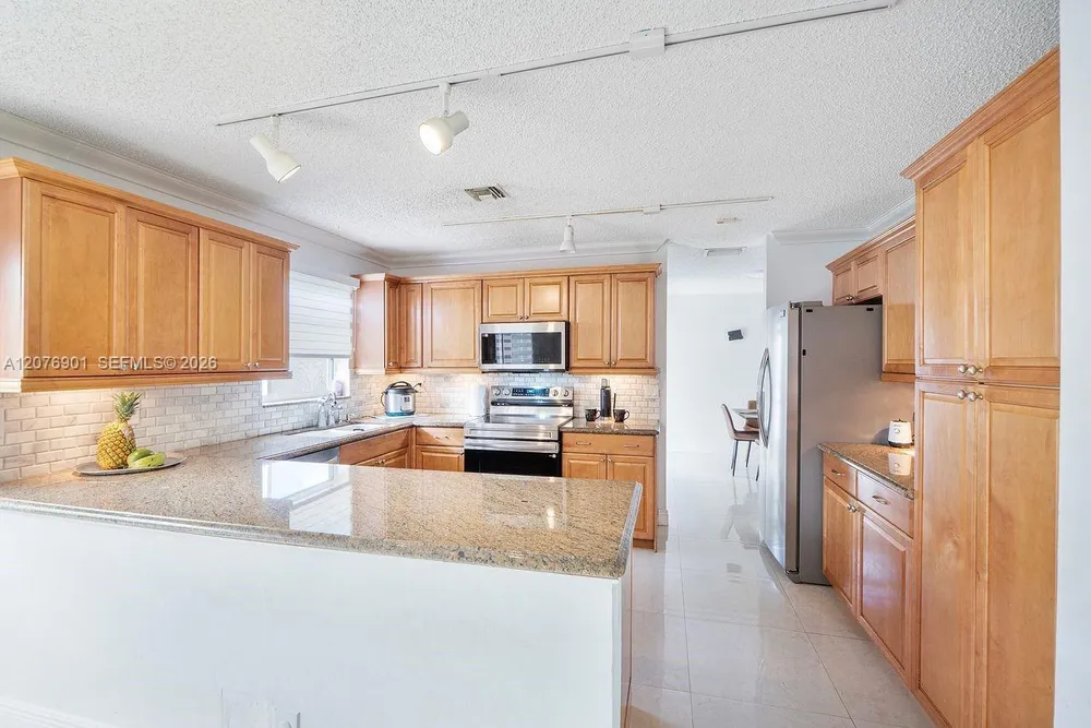 9602 NW 8th Cir, Plantation, FL 33324