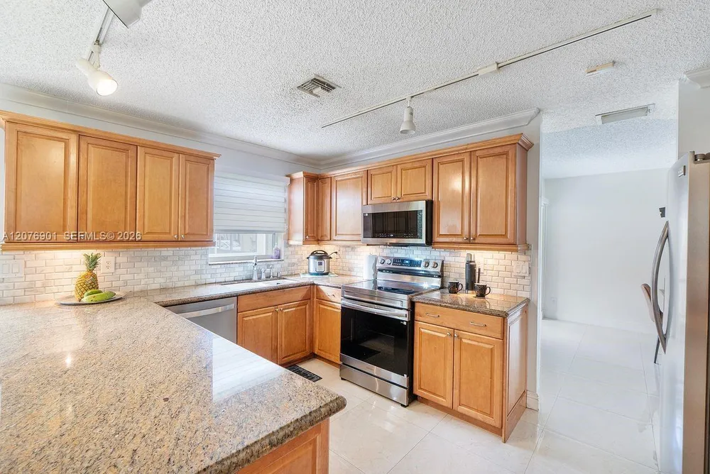 9602 NW 8th Cir, Plantation, FL 33324