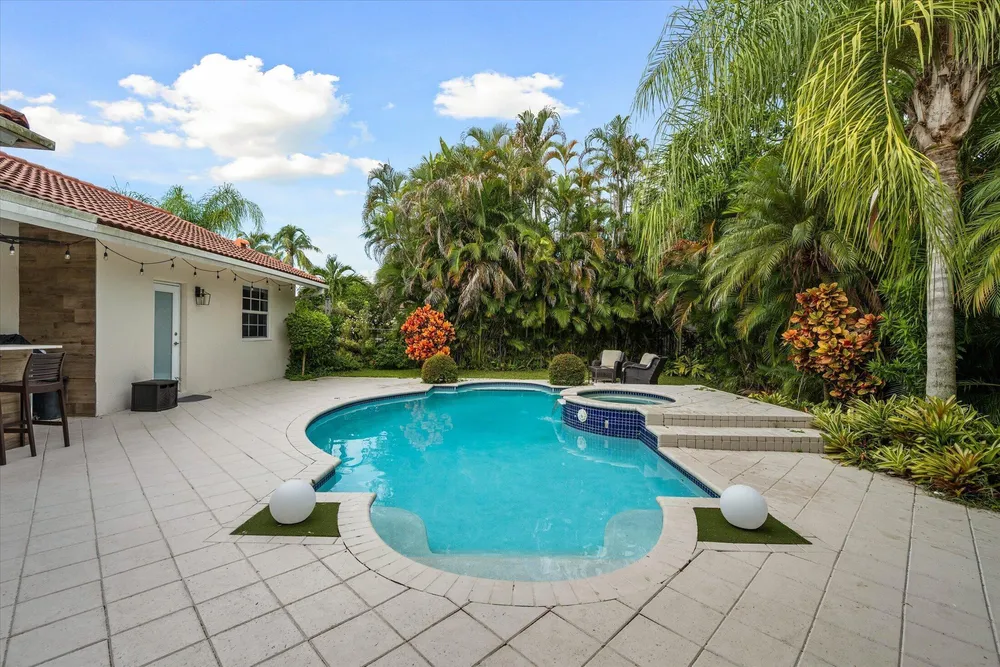 2647 Edgewater Dr, Weston, FL 33332