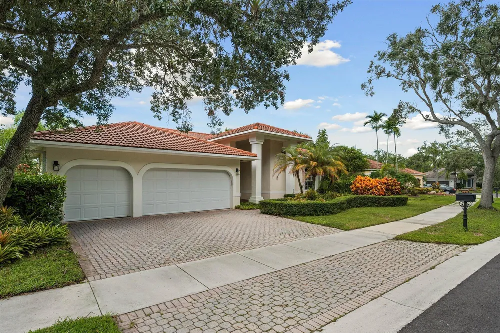 2647 Edgewater Dr, Weston, FL 33332