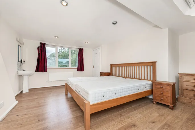 Property carousel image 17