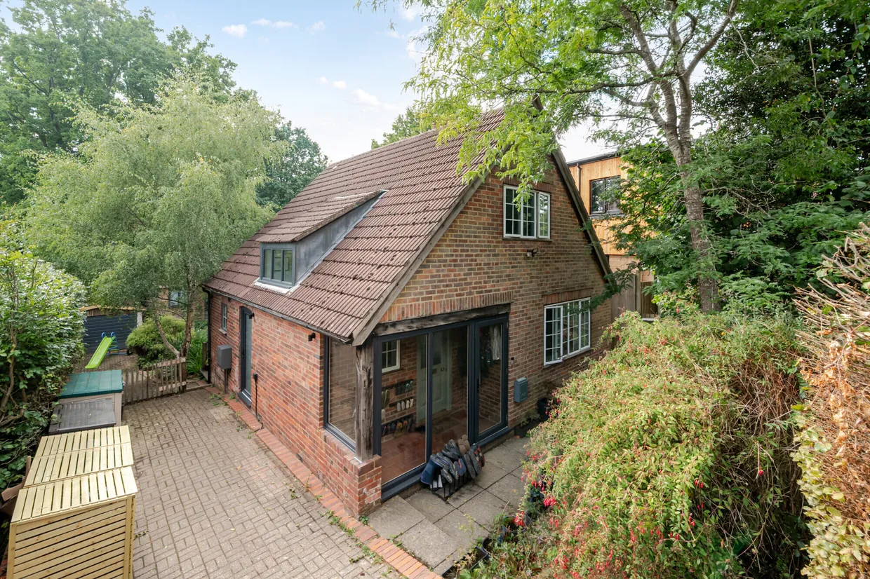 Woodlands Lane, HASLEMERE, GU27 photo 1