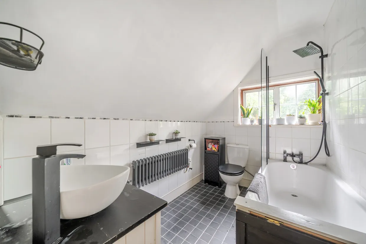 Woodlands Lane, HASLEMERE, GU27 photo 11
