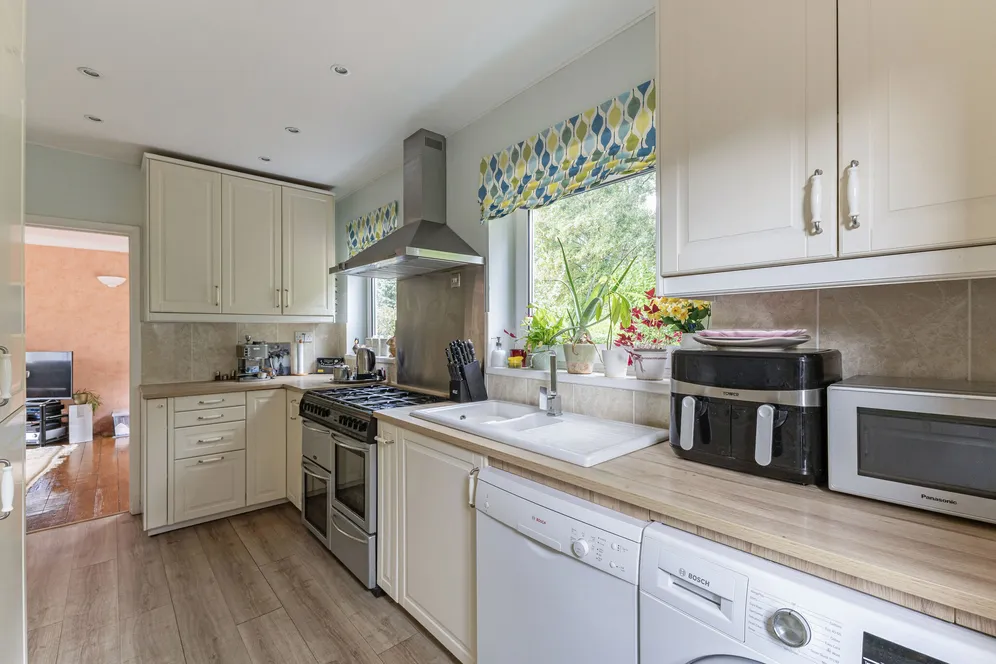 Phillips Close, Headley, GU35 photo 4