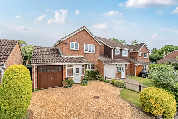 Periwinkle Close, Lindford, GU35