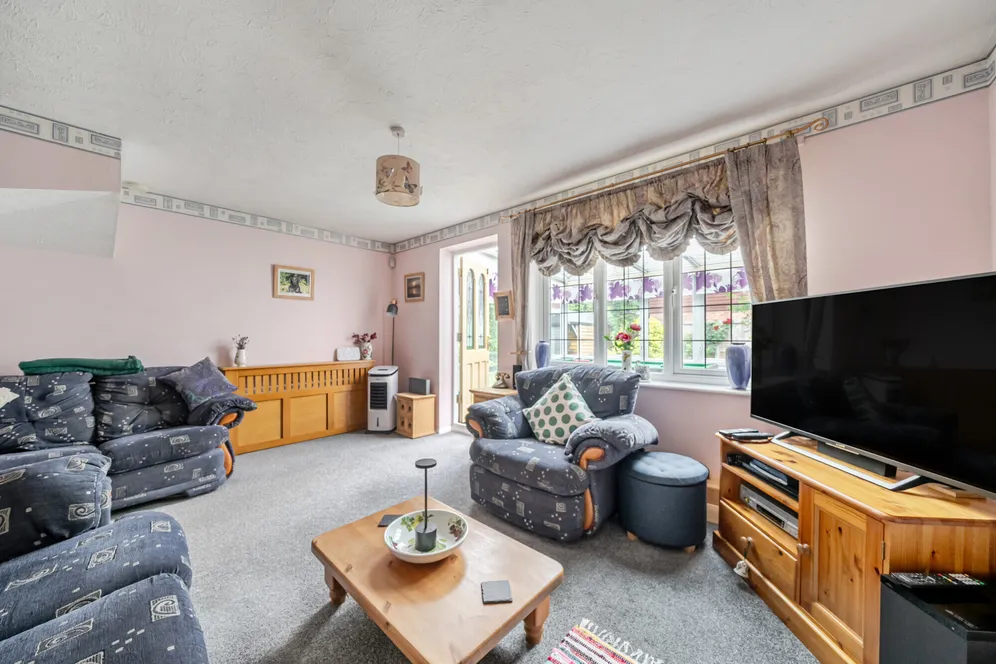 Periwinkle Close, Lindford, GU35 photo 3