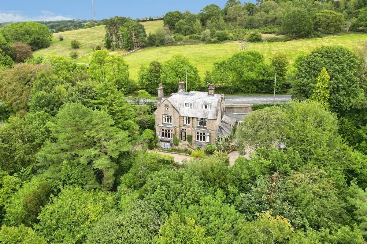 Penistone Road, Kirkburton, HUDDERSFIELD