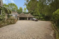 Penistone Road, Kirkburton, HUDDERSFIELD