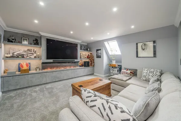 Oatlands Drive, Weybridge, KT13 photo 1