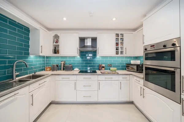 Oatlands Drive, Weybridge, KT13 photo 2