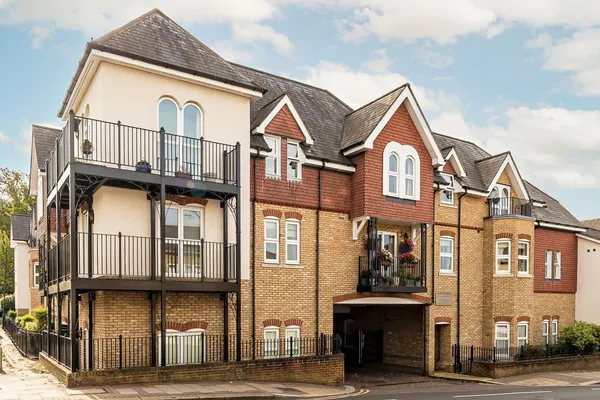 Oatlands Drive, Weybridge, KT13 photo 8