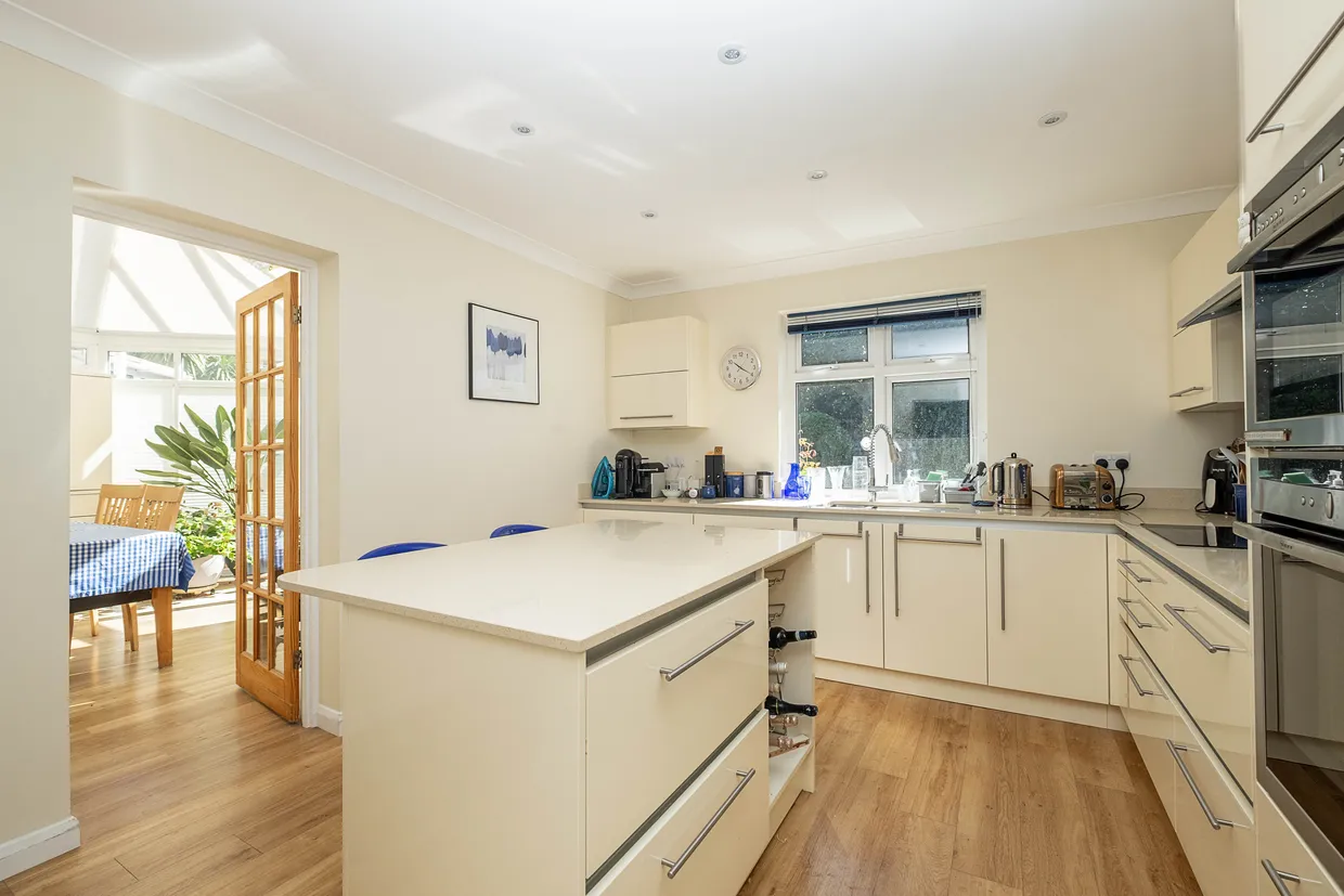 Westcoombe Avenue, London, SW20 photo 16