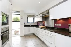 Whitelands Crescent, SW18 photo 3