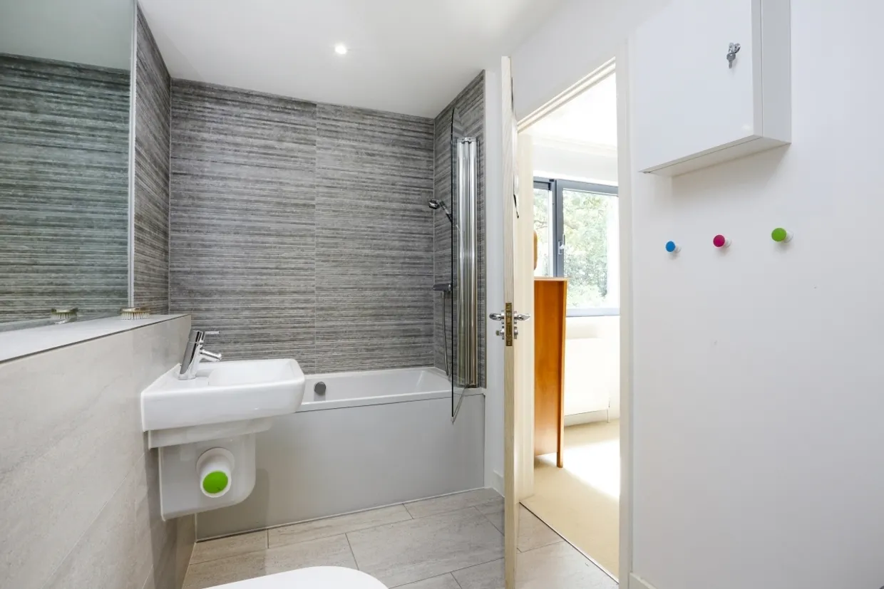 Whitelands Crescent, SW18 photo 11