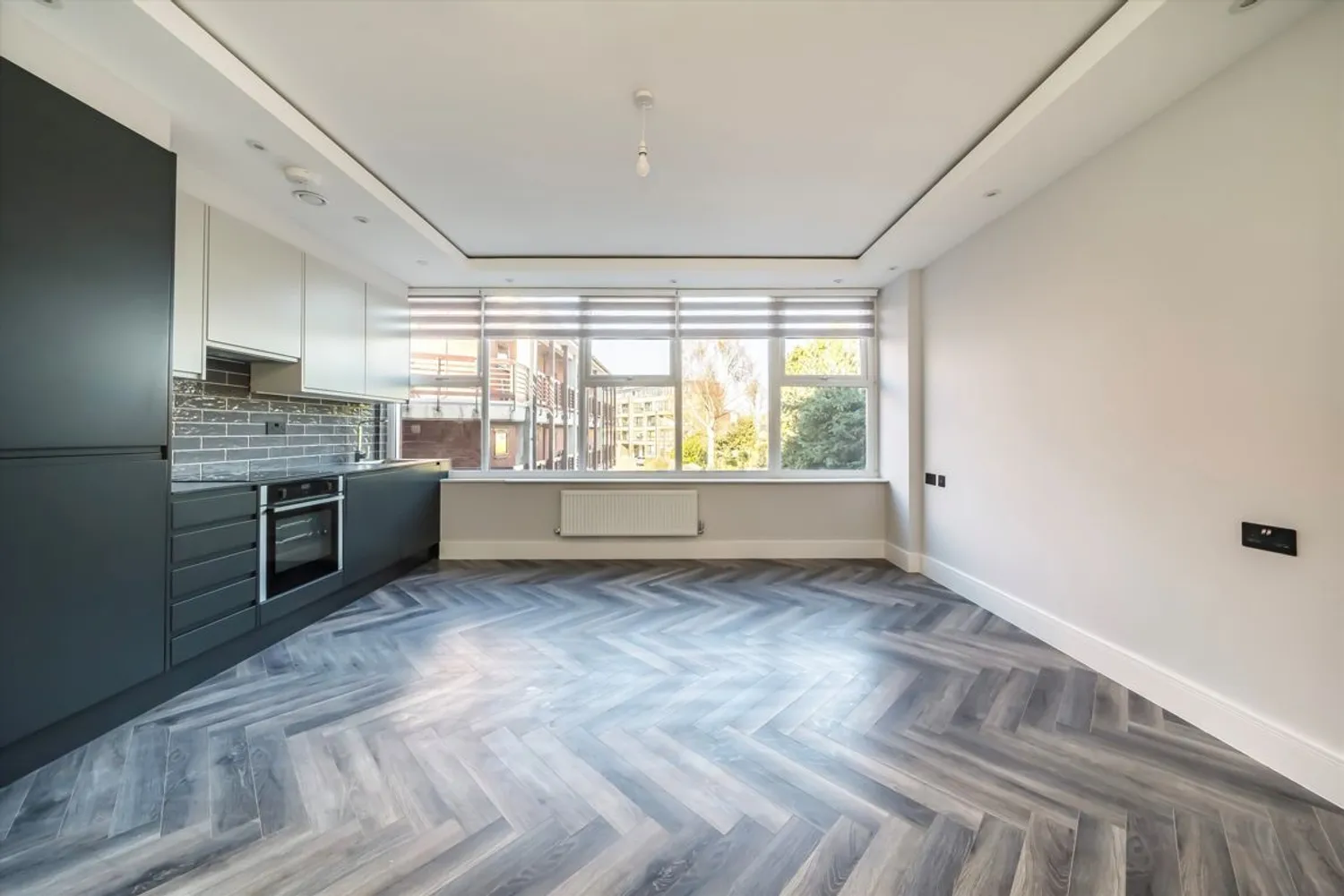 Baker Street, Weybridge, KT13 photo 3