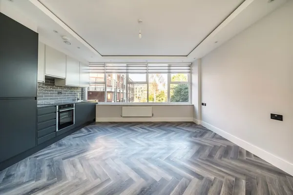 Baker Street, Weybridge, KT13 photo 3