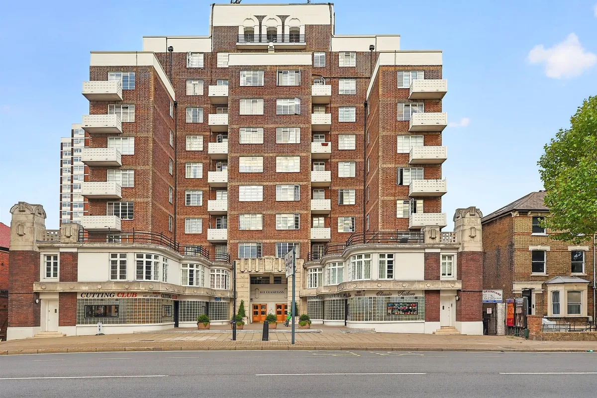 Shepherds Bush Road, LONDON