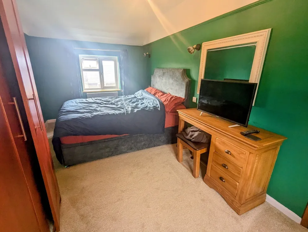 Property carousel item 9