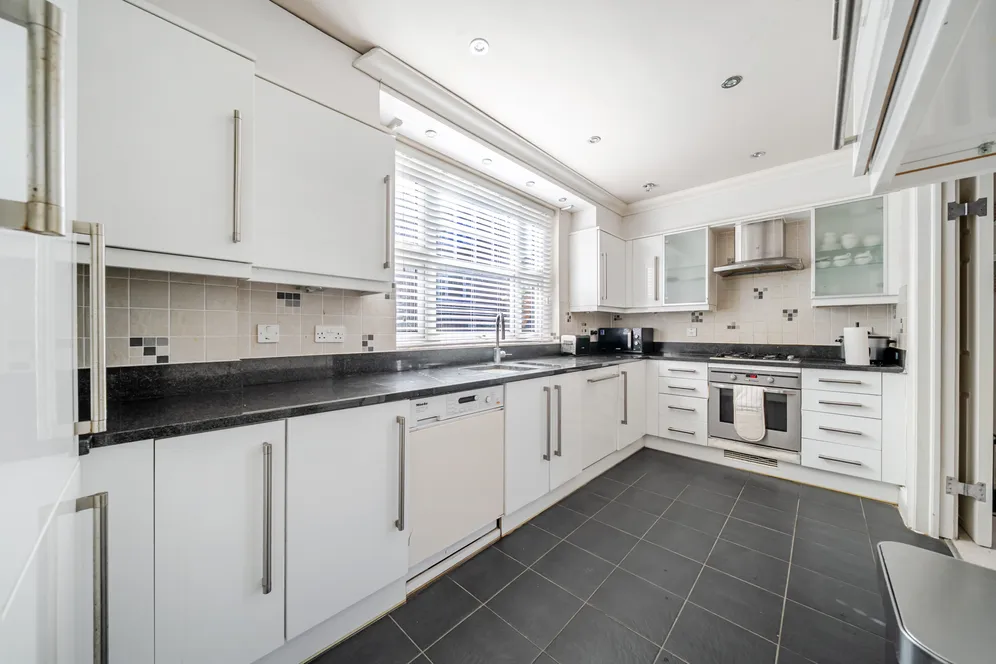 Churchview Close, Caterham, CR3 photo 4