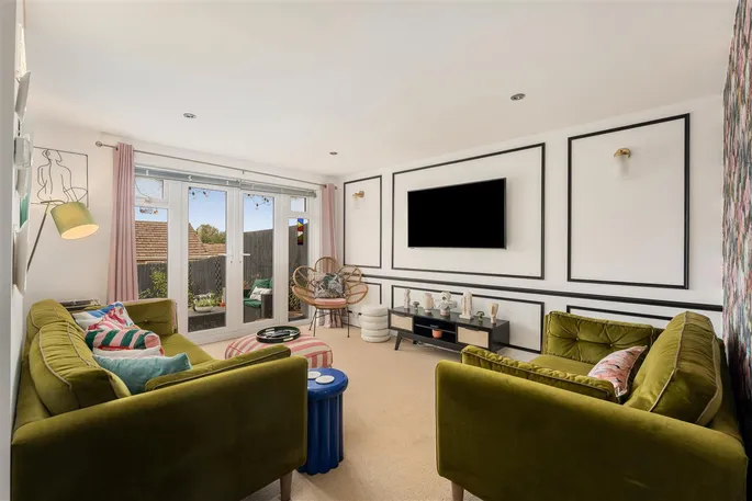 Property carousel image 3