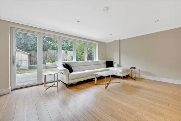 Elm Drive, Chobham, GU24 photo 3