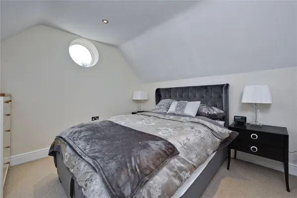 Elm Drive, Chobham, GU24 photo 8
