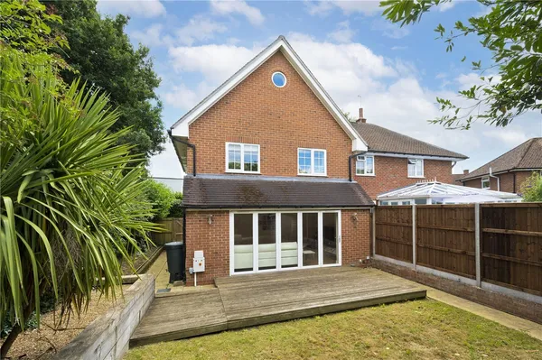 Elm Drive, Chobham, GU24 photo 14