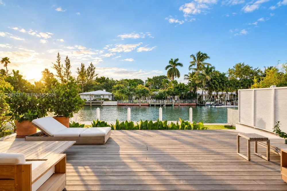 1041 W 48th St, Miami Beach, FL 33140