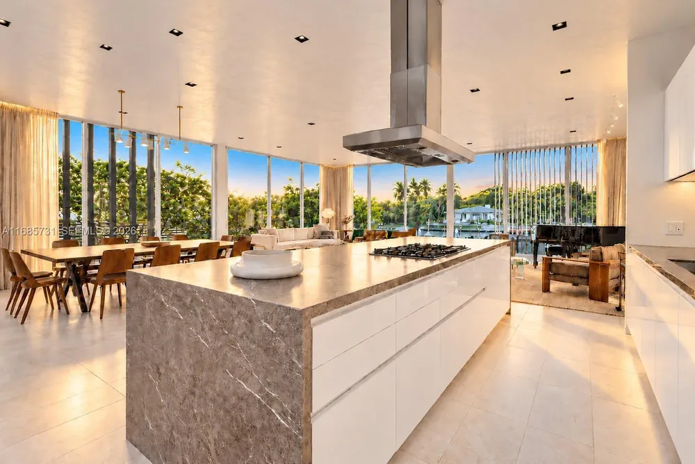 1041 W 48th St, Miami Beach, FL 33140