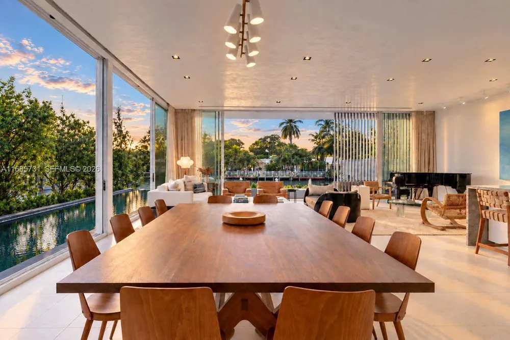 1041 W 48th St, Miami Beach, FL 33140