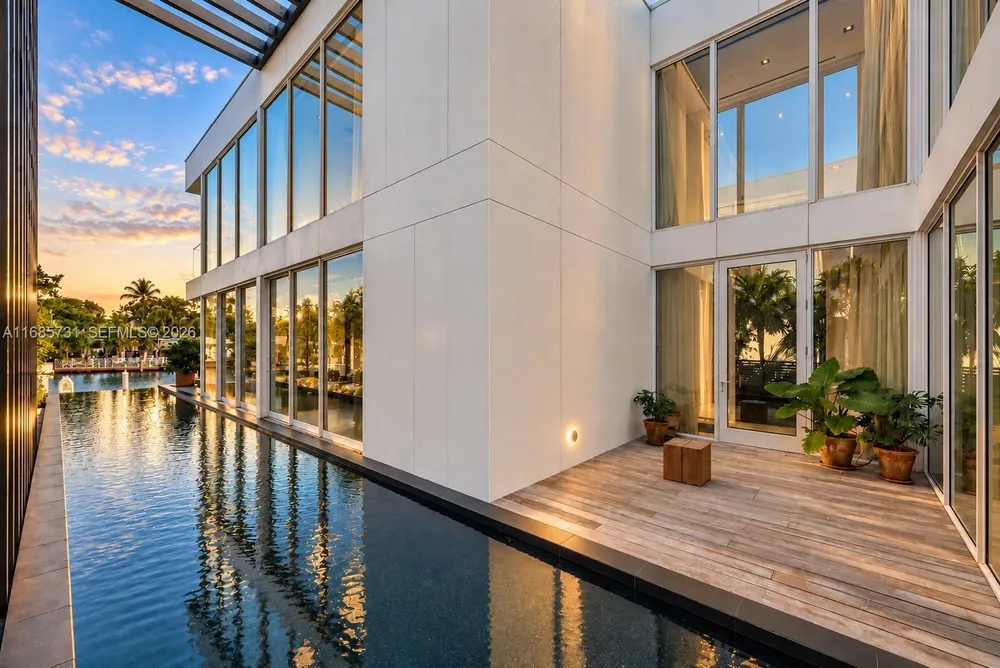 1041 W 48th St, Miami Beach, FL 33140
