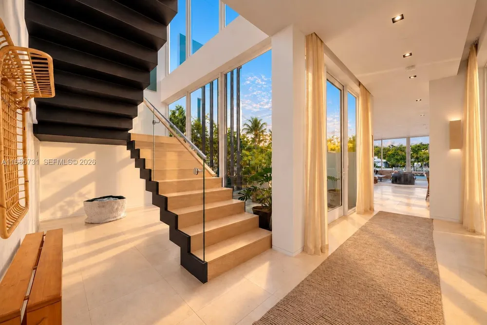 1041 W 48th St, Miami Beach, FL 33140